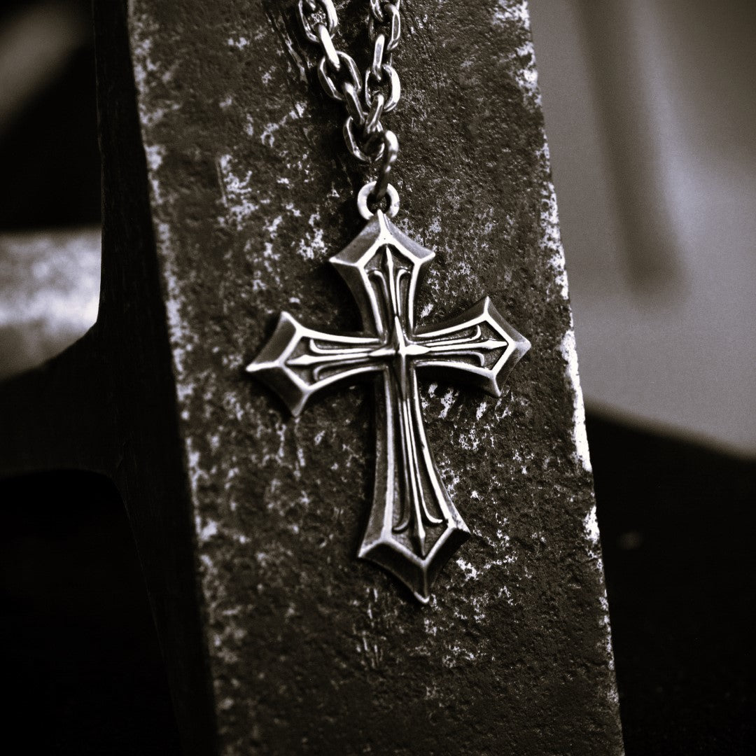 Сребърен медальон 925 „Кръст на вярата“ – символ на духовна сила и закрила.