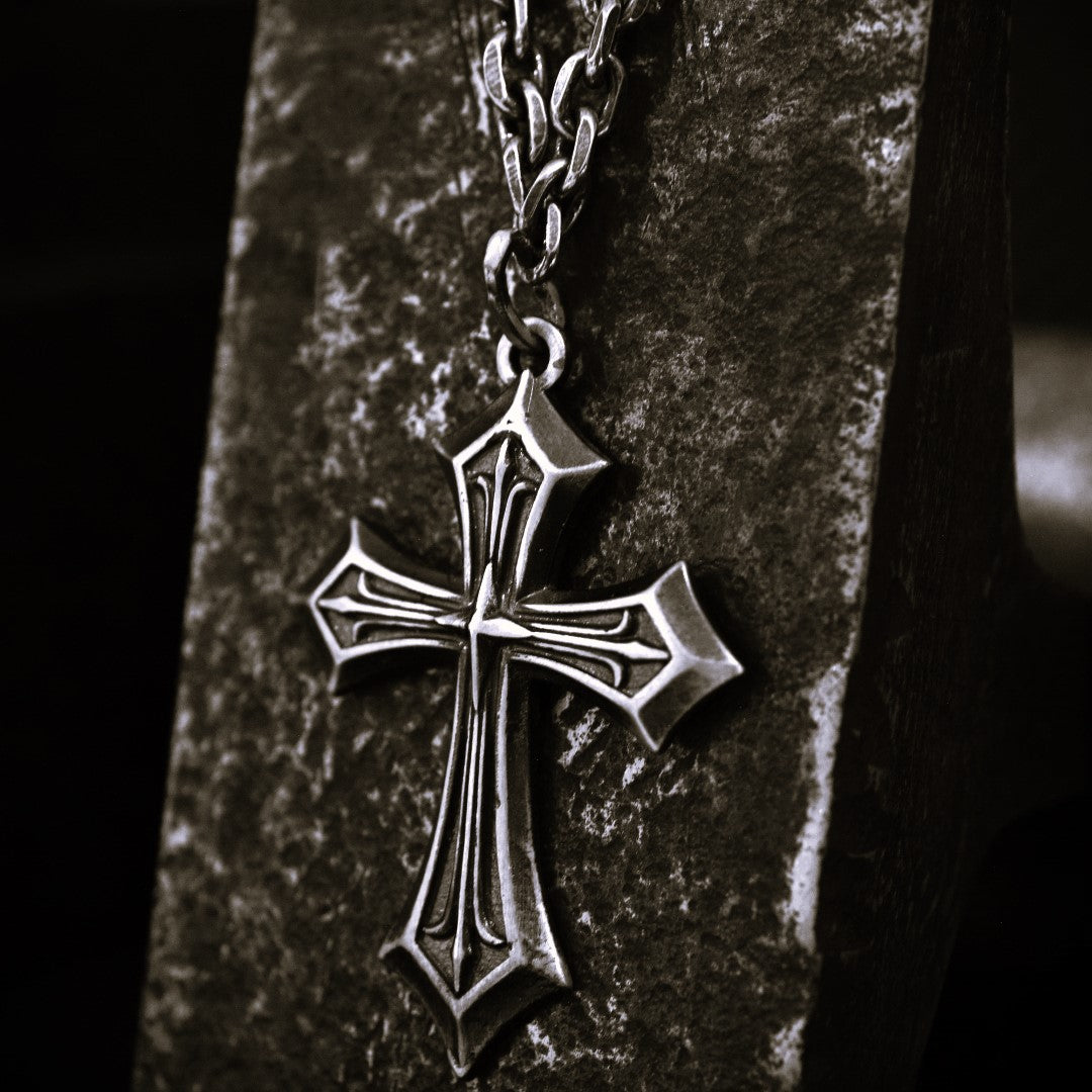 Сребърен медальон 925 „Кръст на вярата“ – символ на духовна сила и закрила.