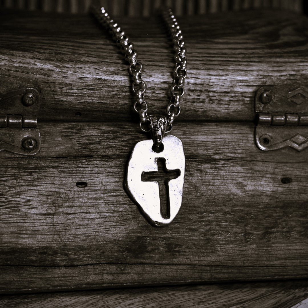 Сребърен медальон 925 „Масивен кръст“ – мъжки талисман за сила и духовна защита | Оксидирано бохо–рустик бижу | Арт Дива