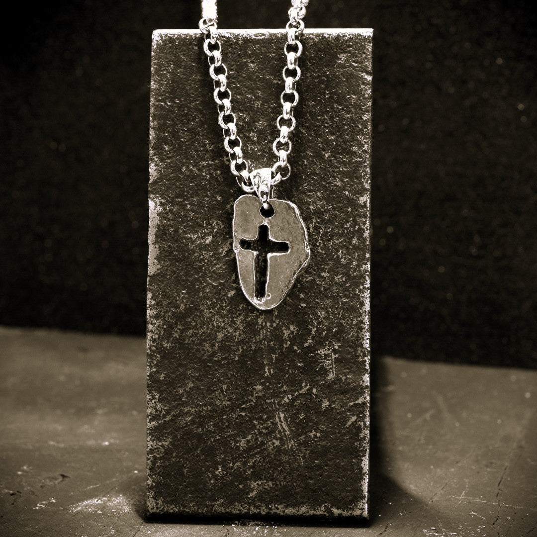 Сребърен медальон 925 „Масивен кръст“ – мъжки талисман за сила и духовна защита | Оксидирано бохо–рустик бижу | Арт Дива