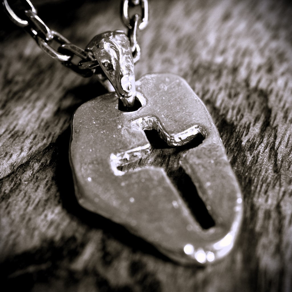 Сребърен медальон 925 „Масивен кръст“ – мъжки талисман за сила, устойчивост и закрила | Ръчно полирано бохо – рустик – скулптурно бижу | Арт Дива