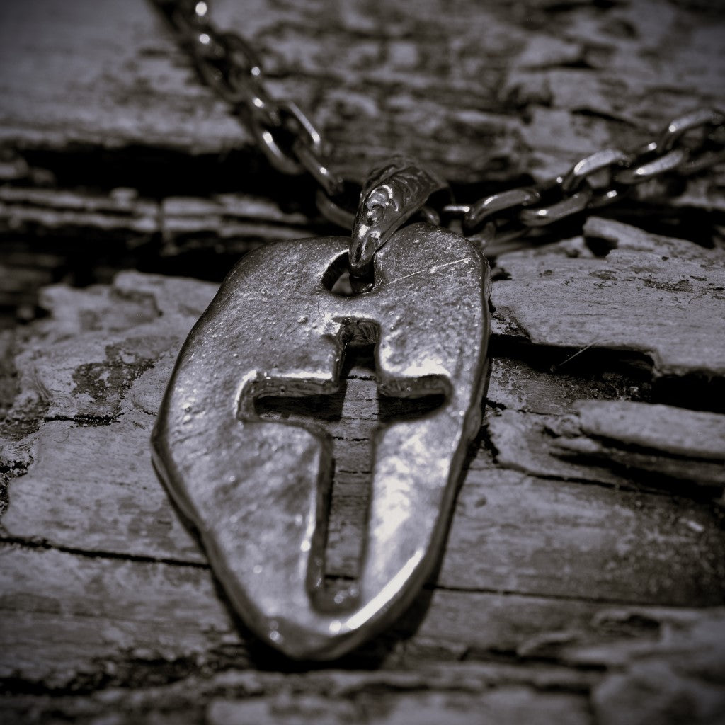 Сребърен медальон 925 „Масивен кръст“ – мъжки талисман за сила, устойчивост и закрила | Ръчно полирано бохо – рустик – скулптурно бижу | Арт Дива