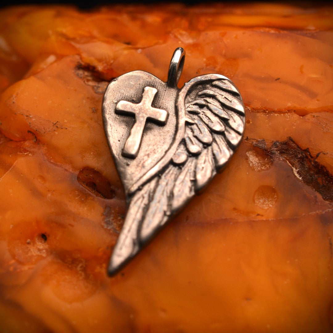 Сребърен медальон 925 „Сърце с кръст и ангелско крило“ – талисман за закрила, любов и вътрешна сила | Оксидирано бохо–рустик бижу | Арт Дива
