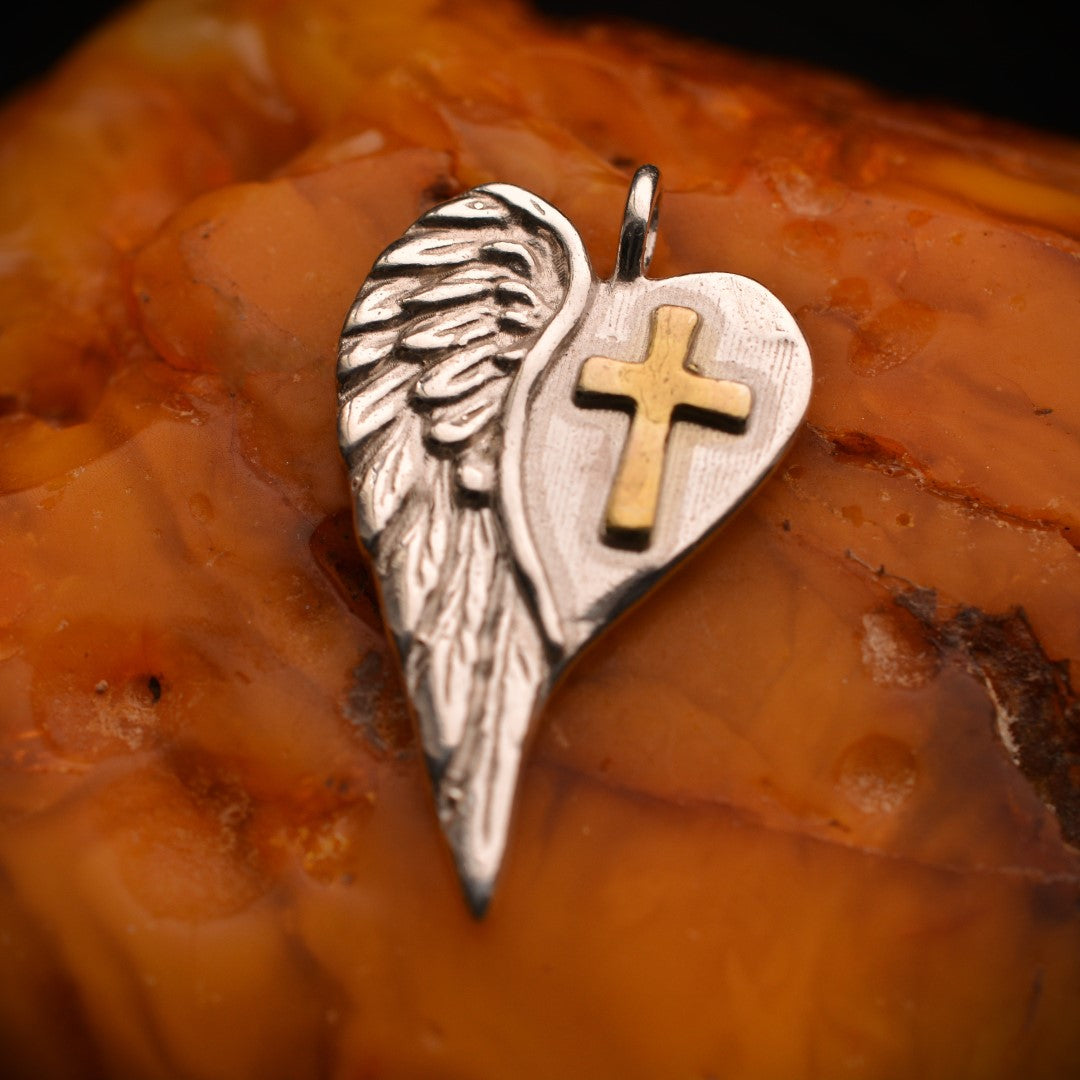 Сребърен медальон 925 „Сърце с кръст и ангелско крило“ – талисман за закрила, любов и вътрешна сила | Ръчно полирано със златни акценти | Арт Дива