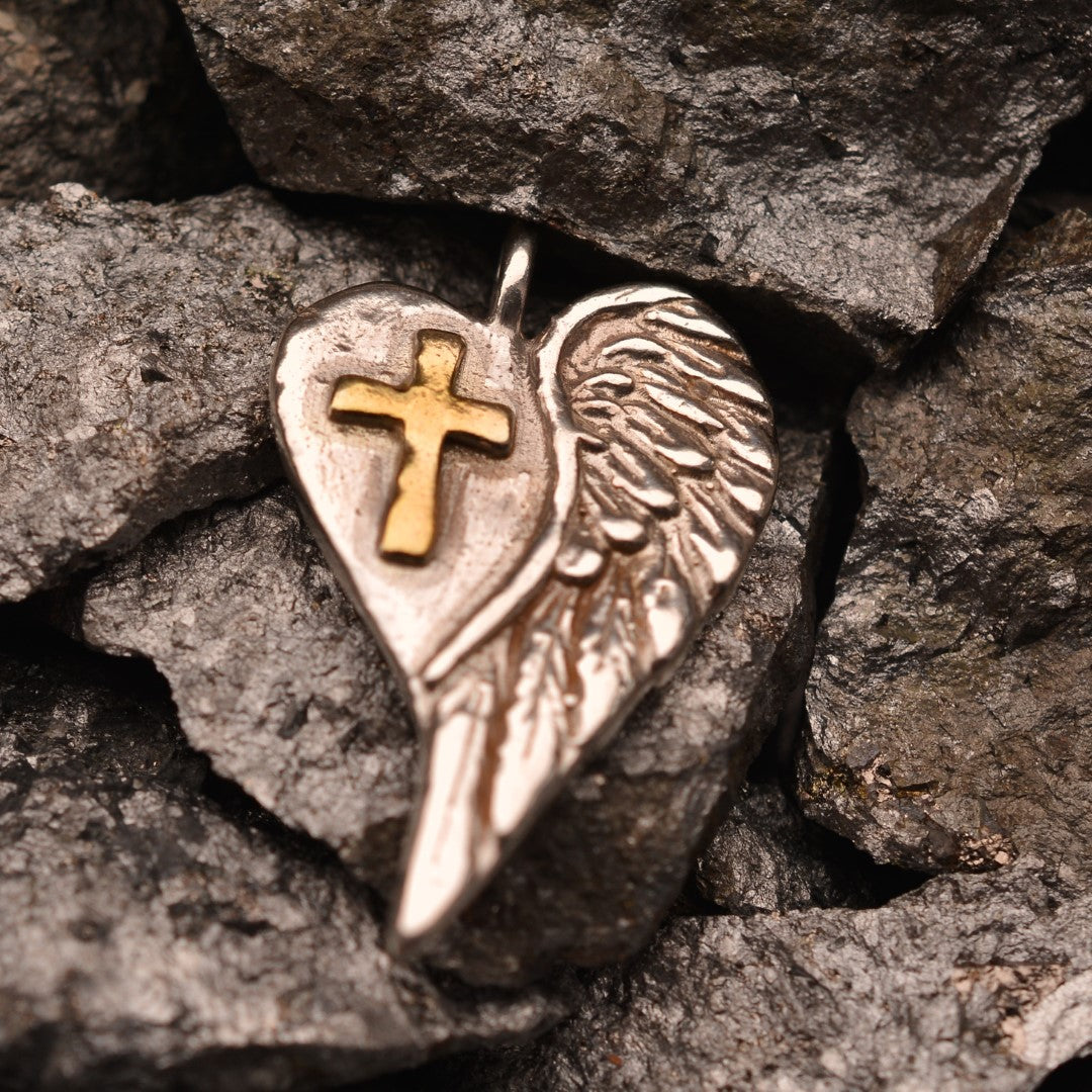Сребърен медальон 925 „Сърце с кръст и ангелско крило“ – талисман за закрила, любов и вътрешна сила | Ръчно полирано със златни акценти | Арт Дива