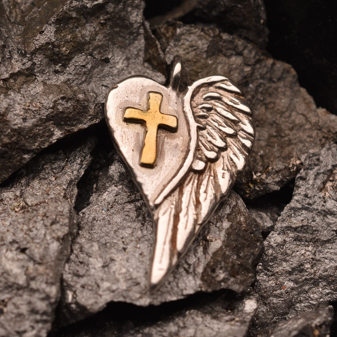 Сребърен медальон 925 „Сърце с кръст и ангелско крило“ – талисман за закрила, любов и вътрешна сила | Ръчно полирано със златни акценти | Арт Дива
