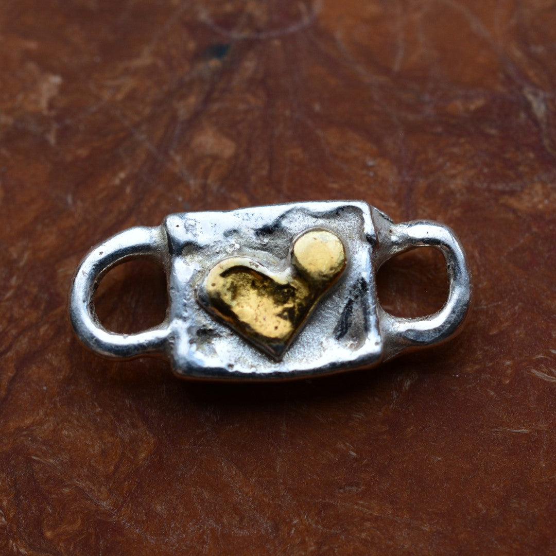 Сребърен Свръзващ Елемент 925 – Сърце в Рустик Стил, Талисман за Любов, Бохо Скулптурни Бижута, Ръчна Изработка | ArtDiva | Колекция „Блясък“ със Златни Акценти