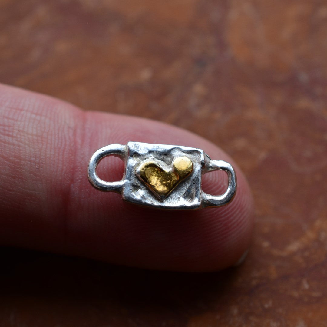 Сребърен Свързващ Елемент 925 – Сърце в Рустик Стил, Талисман за Любов, Бохо Скулптурни Бижута, Ръчна Изработка | ArtDiva | Колекция „Блясък“ със Златни Акценти