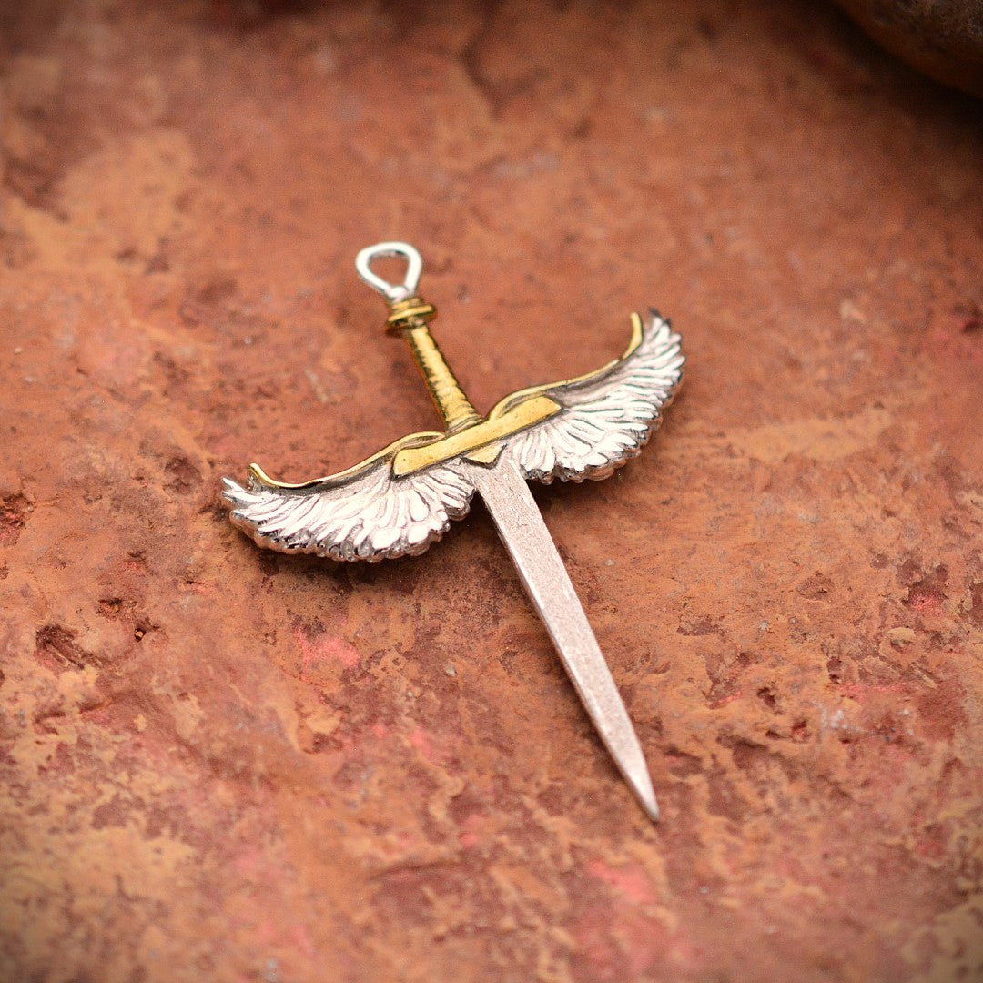 Сребърен медальон 925 „Меч с ангелски крила“ със златни акценти | Талисман за сила и закрила | Бохо скулптурно бижу, ръчна изработка | Арт Дива