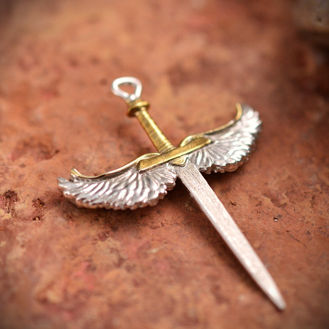 Сребърен медальон 925 „Меч с ангелски крила“ със златни акценти | Талисман за сила и закрила | Бохо скулптурно бижу, ръчна изработка | Арт Дива