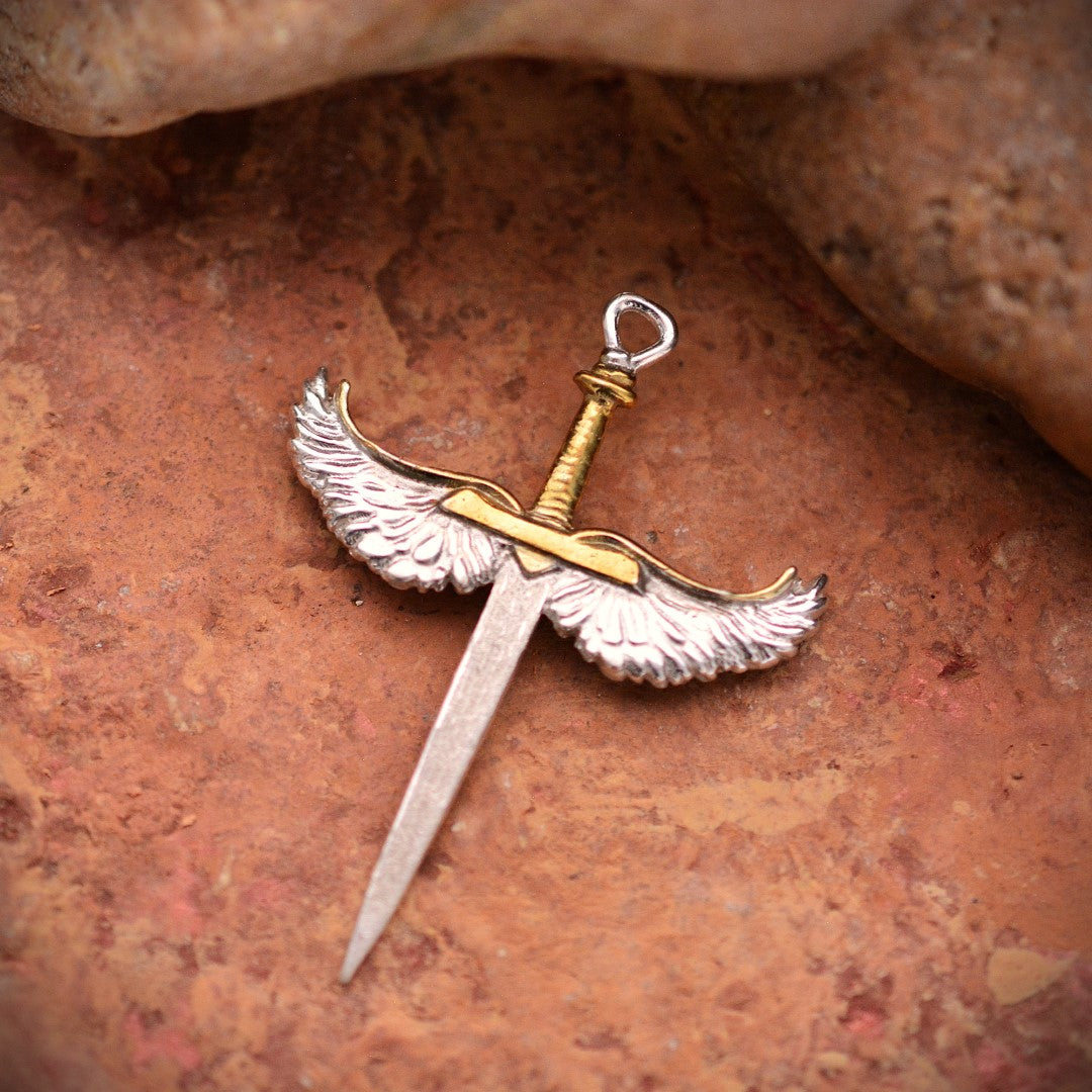 Сребърен медальон 925 „Меч с ангелски крила“ със златни акценти | Талисман за сила и закрила | Бохо скулптурно бижу, ръчна изработка | Арт Дива