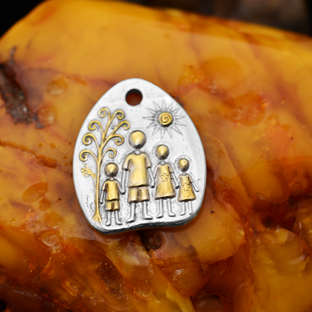 Сребърен медальон 925 „Семейство“ със златни акценти | Талисман за обич и закрила | Бохо рустик скулптурно бижу, ръчна изработка | Арт Дива