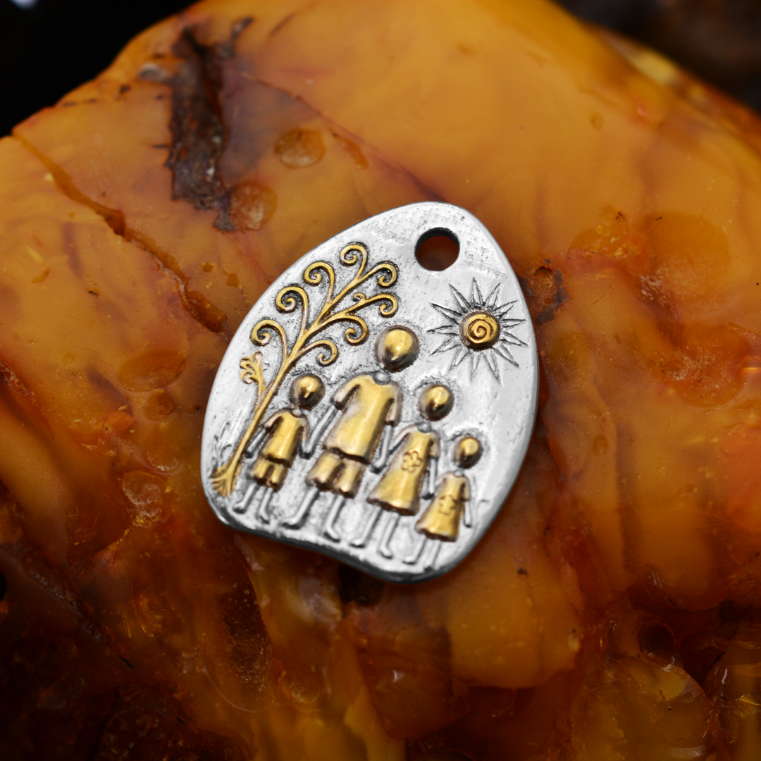 Сребърен медальон 925 „Семейство“ със златни акценти | Талисман за обич и закрила | Бохо рустик скулптурно бижу, ръчна изработка | Арт Дива