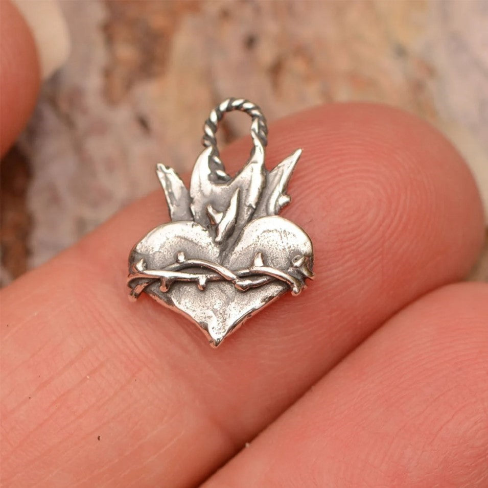 Сребърен медальон 925 – Светото Сърце, християнски талисман за вяра и закрила Арт Дива