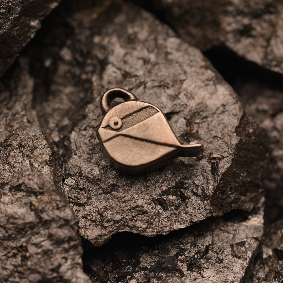 Сребърен медальон 925 „Врабченце“ – талисман за свобода, лекота и топлина | Оксидирано бохо – рустик скулптурно бижу | Арт Дива