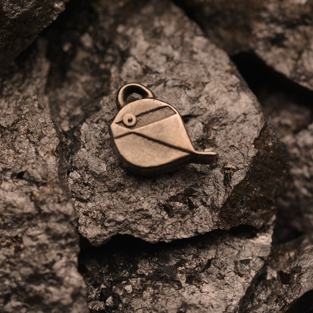 Сребърен медальон 925 „Врабченце“ – талисман за свобода, лекота и топлина | Оксидирано бохо – рустик скулптурно бижу | Арт Дива
