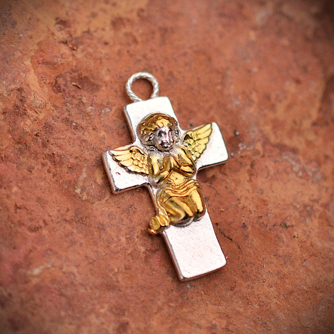 Сребърен медальон 925 „Ангелска молитва“ със златни акценти | Талисман за вяра и духовна закрила | Бохо скулптурно бижу | Арт Дива