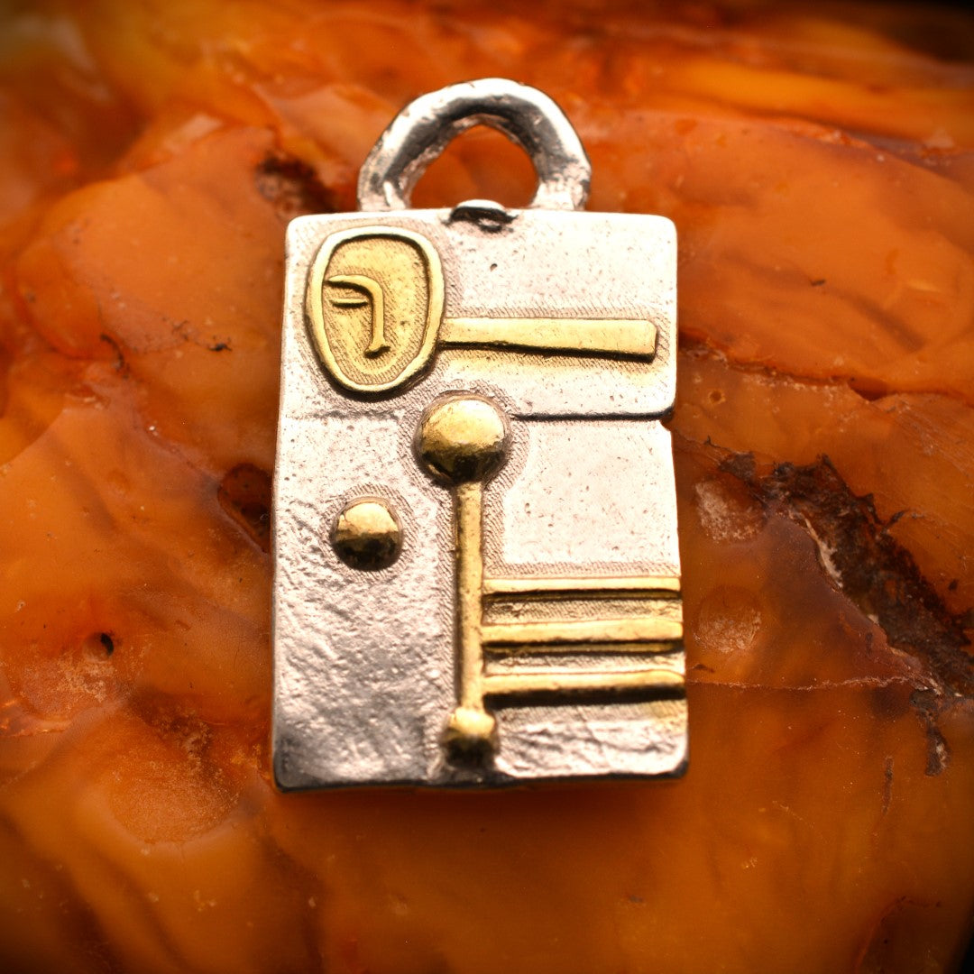 Сребърен медальон 925 „Архитектурна абстракция“ със златни акценти – амулет за креативност, индивидуализъм и модерно излъчване | Скулптурно бохо-рустик бижу | Арт Дива