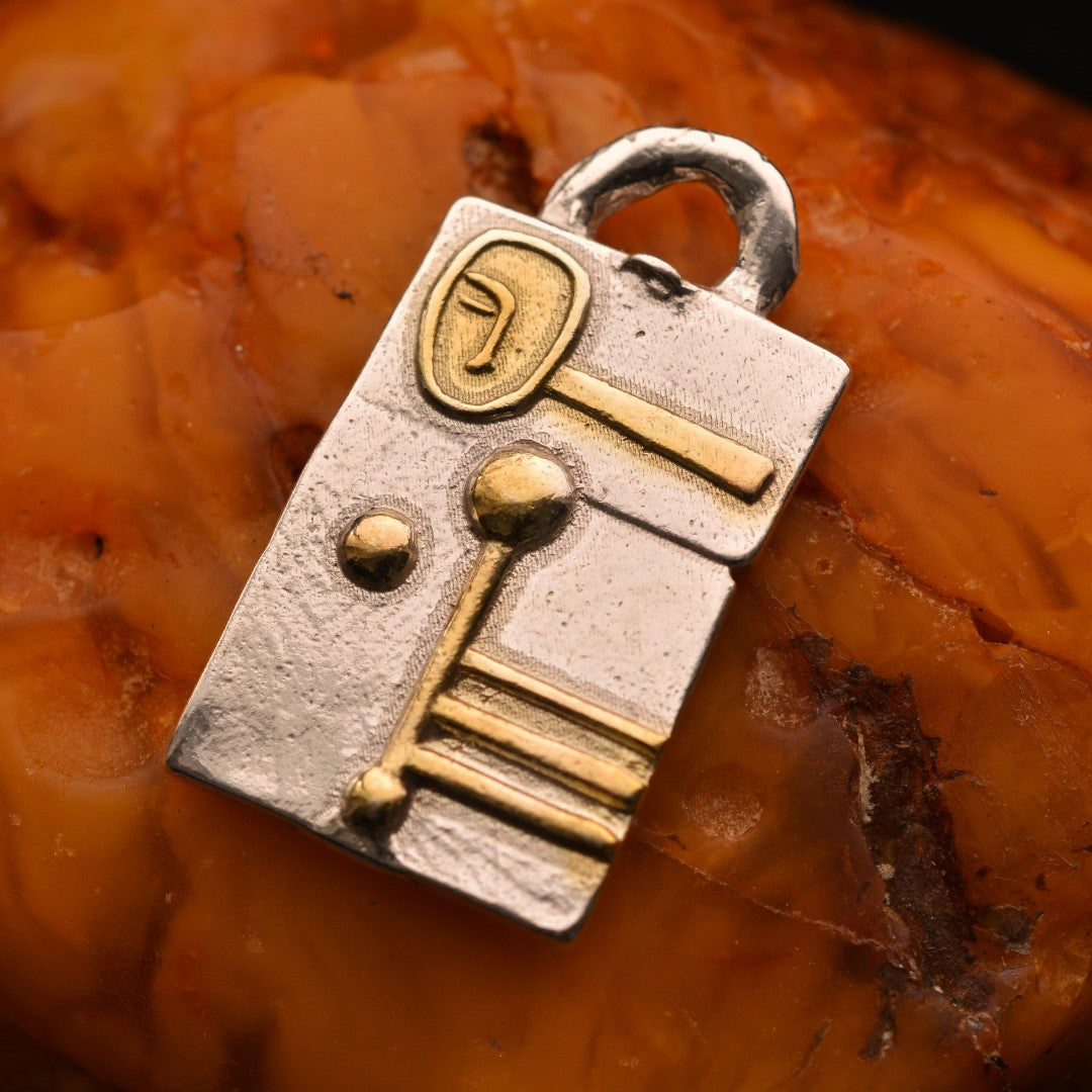 Сребърен медальон 925 „Архитектурна абстракция“ със златни акценти – амулет за креативност, индивидуализъм и модерно излъчване | Скулптурно бохо-рустик бижу | Арт Дива