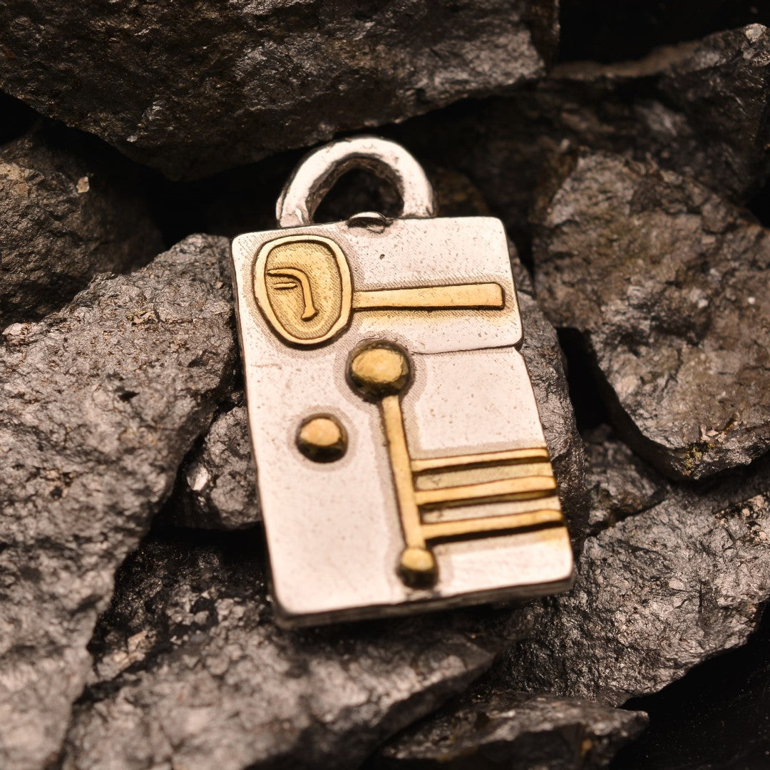 Сребърен медальон 925 „Архитектурна абстракция“ със златни акценти – амулет за креативност, индивидуализъм и модерно излъчване | Скулптурно бохо-рустик бижу | Арт Дива