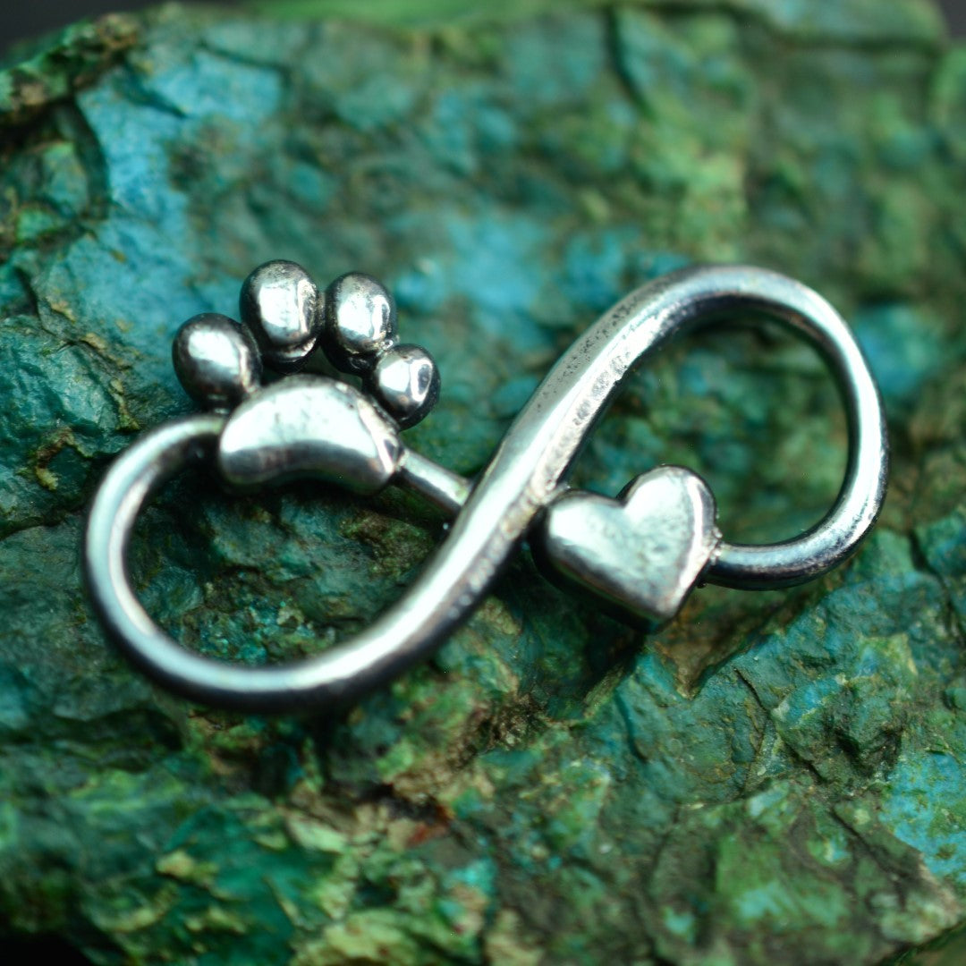 Сребърен медальон 925 „Безкрайност със сърце и лапичка“ – талисман за връзка и вярност Арт Дива