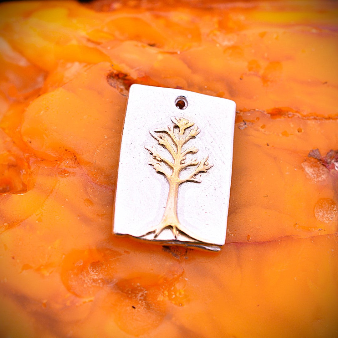 Сребърен медальон 925 „Дърво на живота“ със златни акценти – талисман за семейна връзка, закрила и хармония | Арт Дива – бохо рустик скулптурно бижу