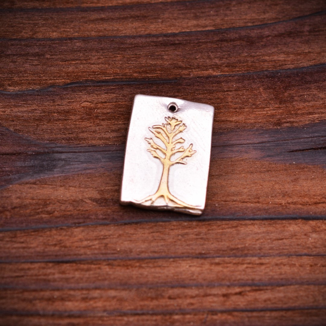 Сребърен медальон 925 „Дърво на живота“ със златни акценти – талисман за семейна връзка, закрила и хармония | Арт Дива – бохо рустик скулптурно бижу