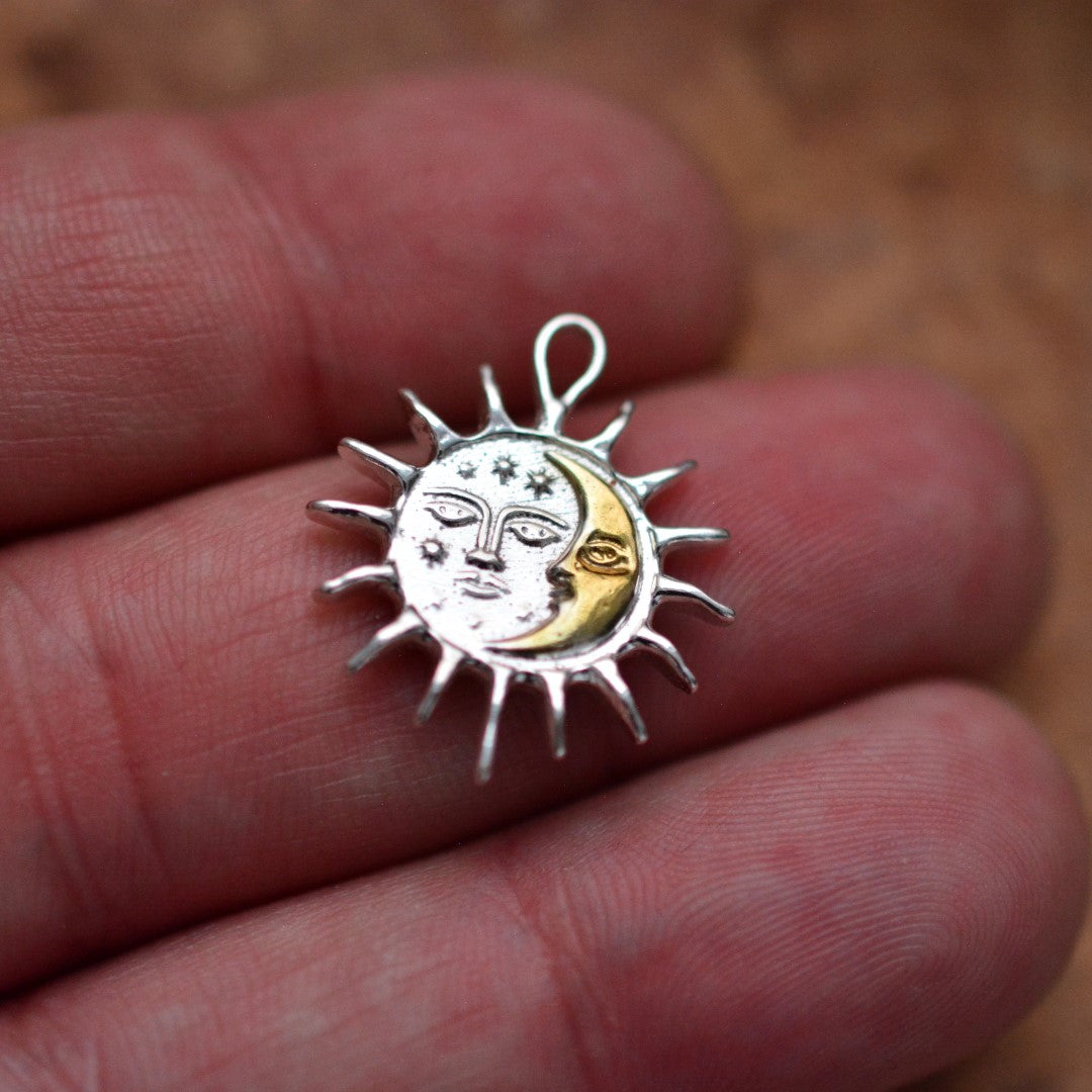 Сребърен медальон 925 „Ден и Нощ“ със златни акценти – слънце и луна | Бохо скулптурно бижу | Арт Дива