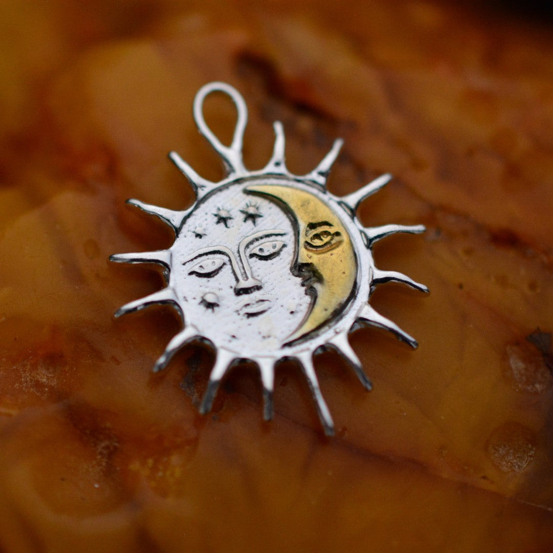 Сребърен медальон 925 „Ден и Нощ“ със златни акценти – слънце и луна | Бохо скулптурно бижу | Арт Дива
