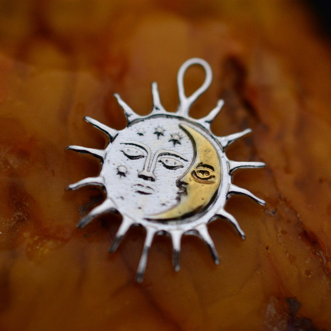 Сребърен медальон 925 „Ден и Нощ“ със златни акценти – слънце и луна | Бохо скулптурно бижу | Арт Дива
