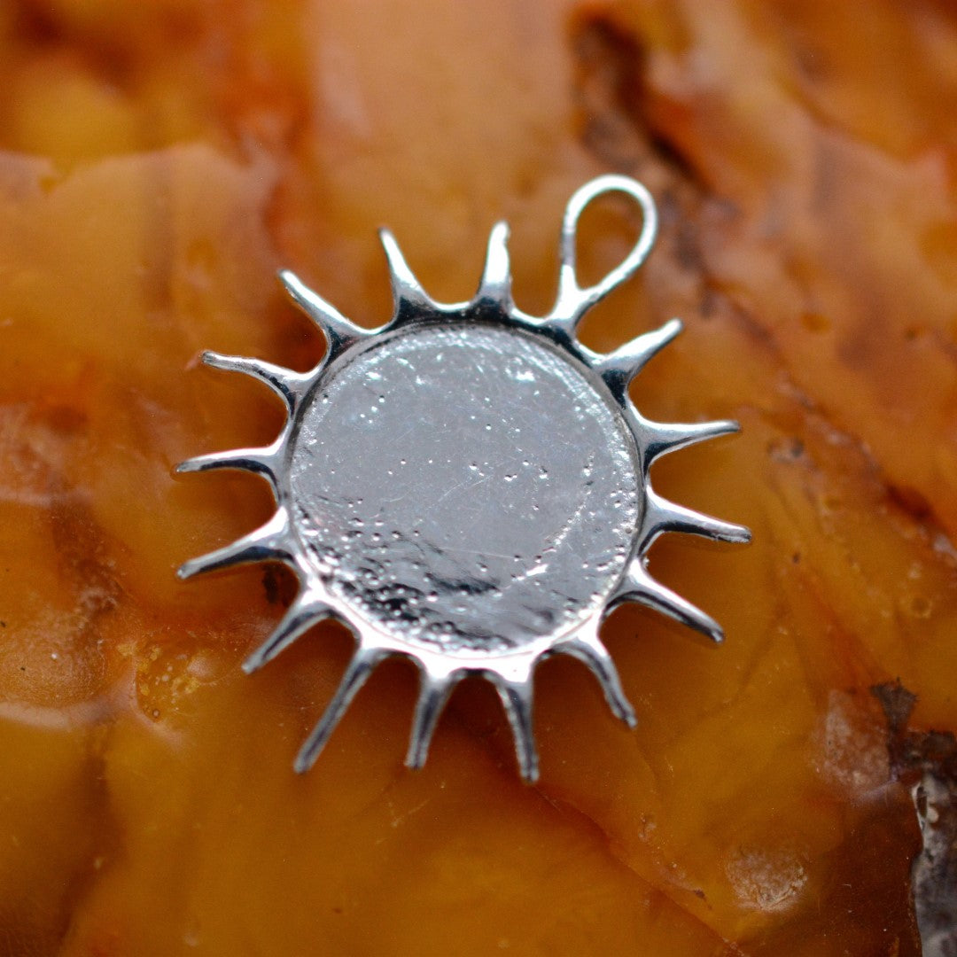 Сребърен медальон 925 „Ден и Нощ“ със златни акценти – слънце и луна | Бохо скулптурно бижу | Арт Дива