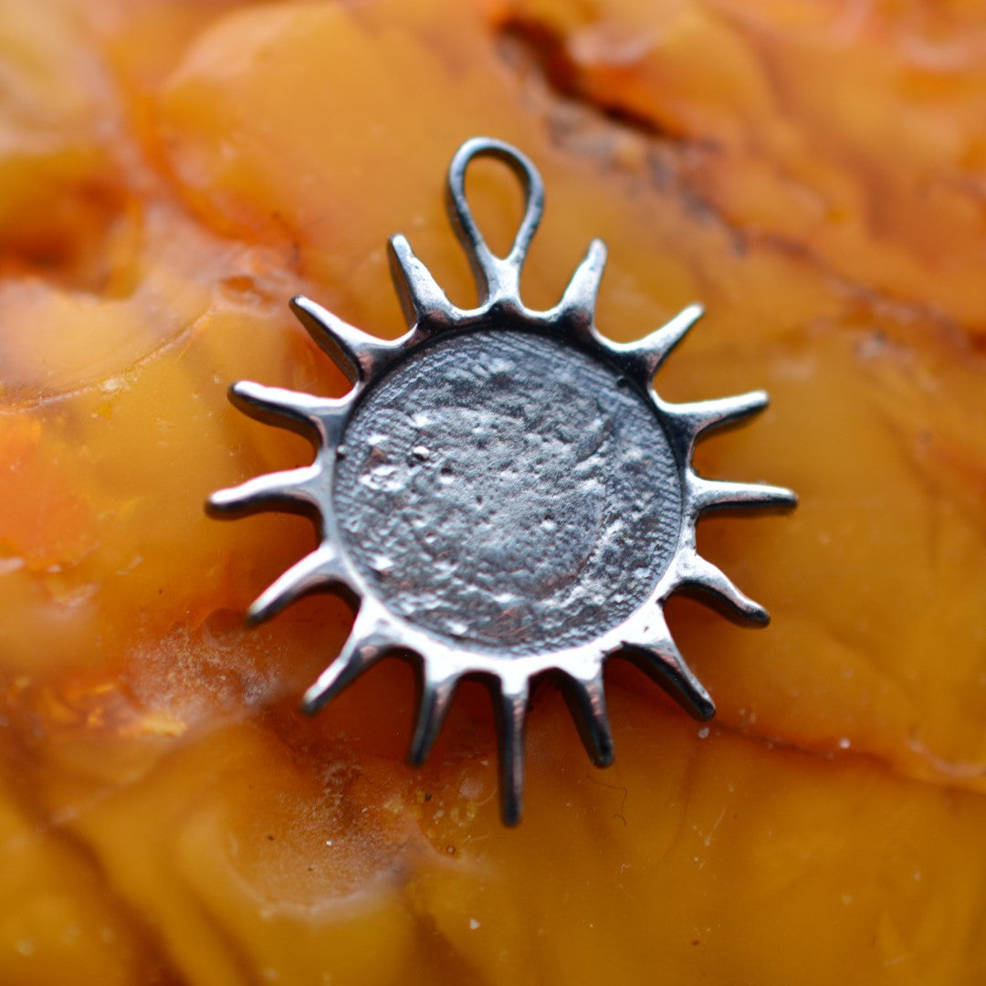 Сребърен медальон 925 „Ден и Нощ“ – слънце и луна | Бохо рустик скулптурно бижу | Арт Дива