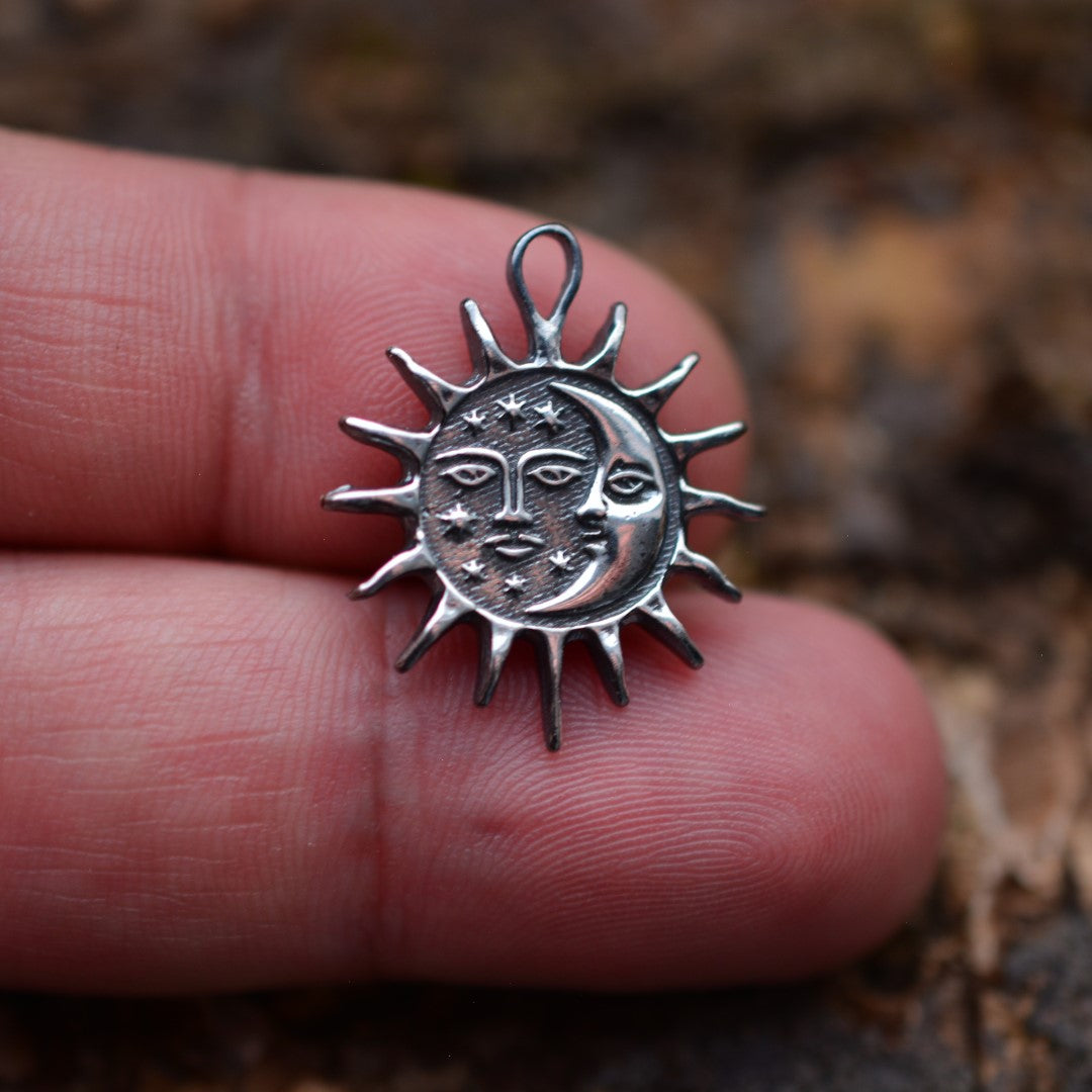 Сребърен медальон 925 „Ден и Нощ“ – слънце и луна | Бохо рустик скулптурно бижу | Арт Дива