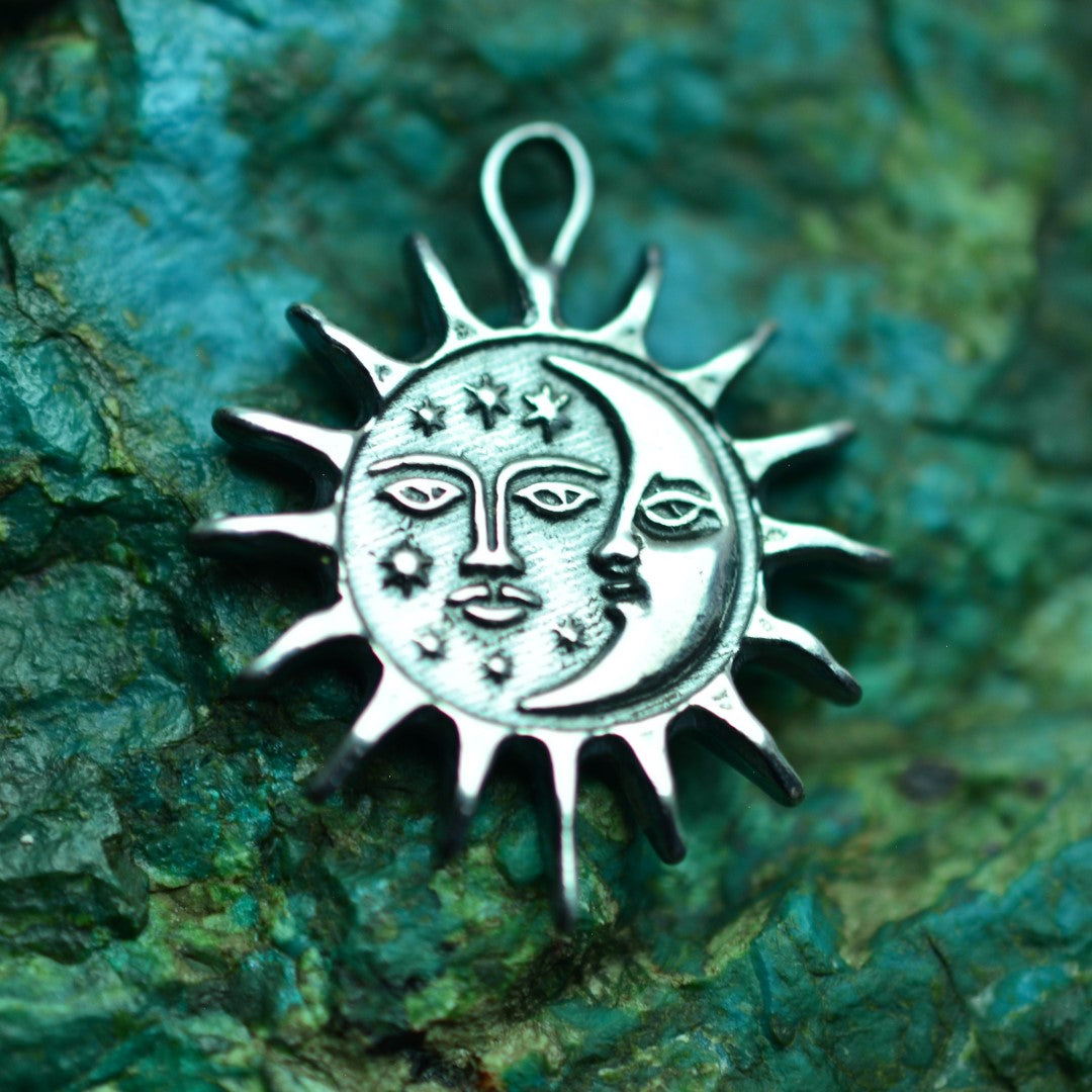 Сребърен медальон 925 „Ден и Нощ“ – слънце и луна | Бохо рустик скулптурно бижу | Арт Дива