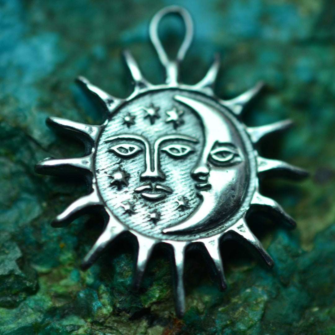 Сребърен медальон 925 „Ден и Нощ“ – слънце и луна | Бохо рустик скулптурно бижу | Арт Дива