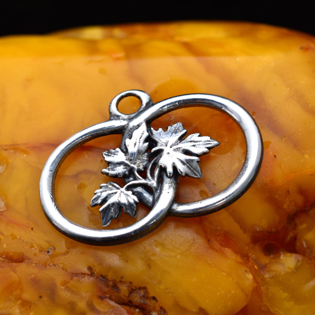 Сребърен медальон 925 „Две халки с лозови листа“ | Талисман за връзка и растеж | Бохо рустик скулптурно бижу, ръчна изработка | Арт Дива