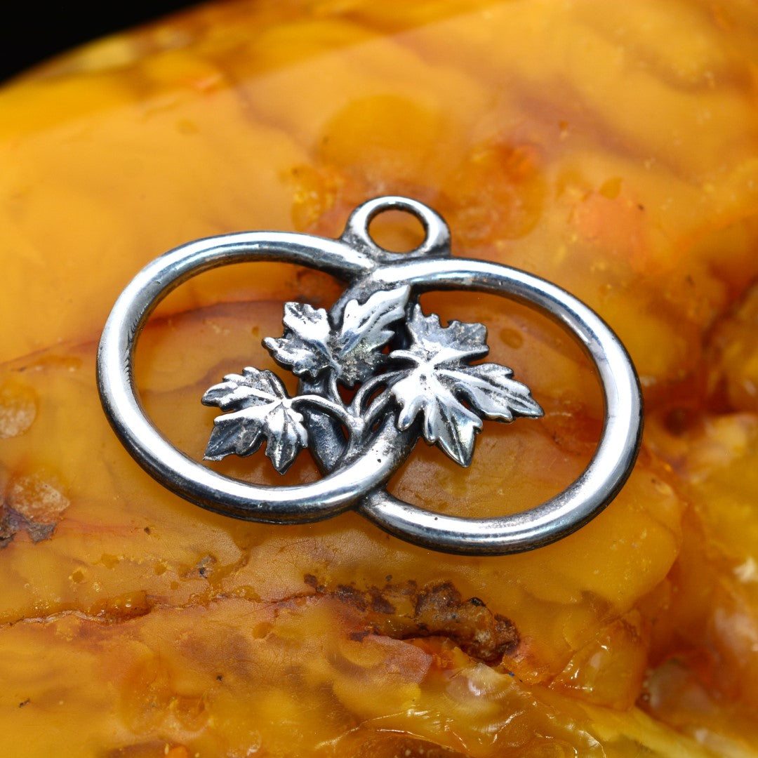 Сребърен медальон 925 „Две халки с лозови листа“ | Талисман за връзка и растеж | Бохо рустик скулптурно бижу, ръчна изработка | Арт Дива