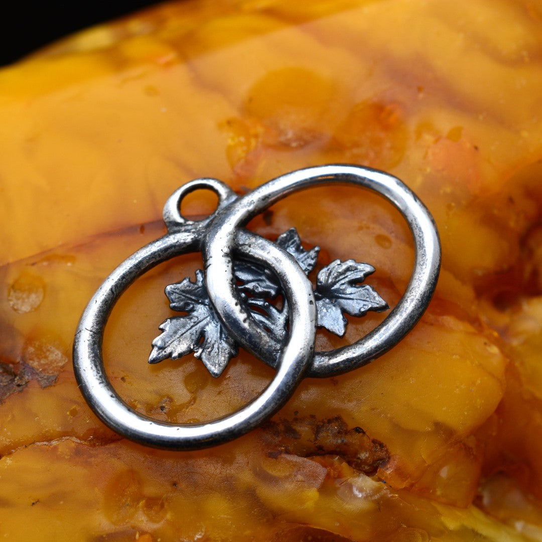 Сребърен медальон 925 „Две халки с лозови листа“ | Талисман за връзка и растеж | Бохо рустик скулптурно бижу, ръчна изработка | Арт Дива