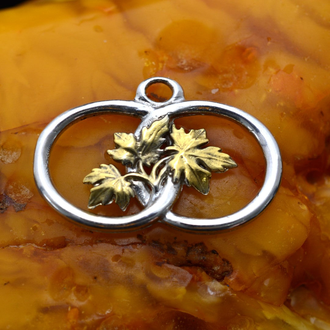 Сребърен медальон 925 „Две халки с лозови листа“ със златни акценти | Талисман за връзка и растеж | Бохо рустик скулптурно бижу, ръчна изработка | Арт Дива