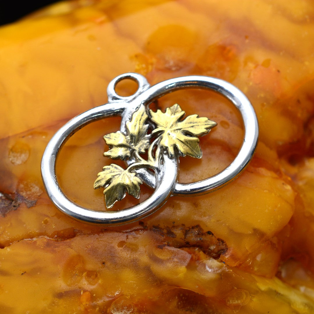 Сребърен медальон 925 „Две халки с лозови листа“ със златни акценти | Талисман за връзка и растеж | Бохо рустик скулптурно бижу, ръчна изработка | Арт Дива
