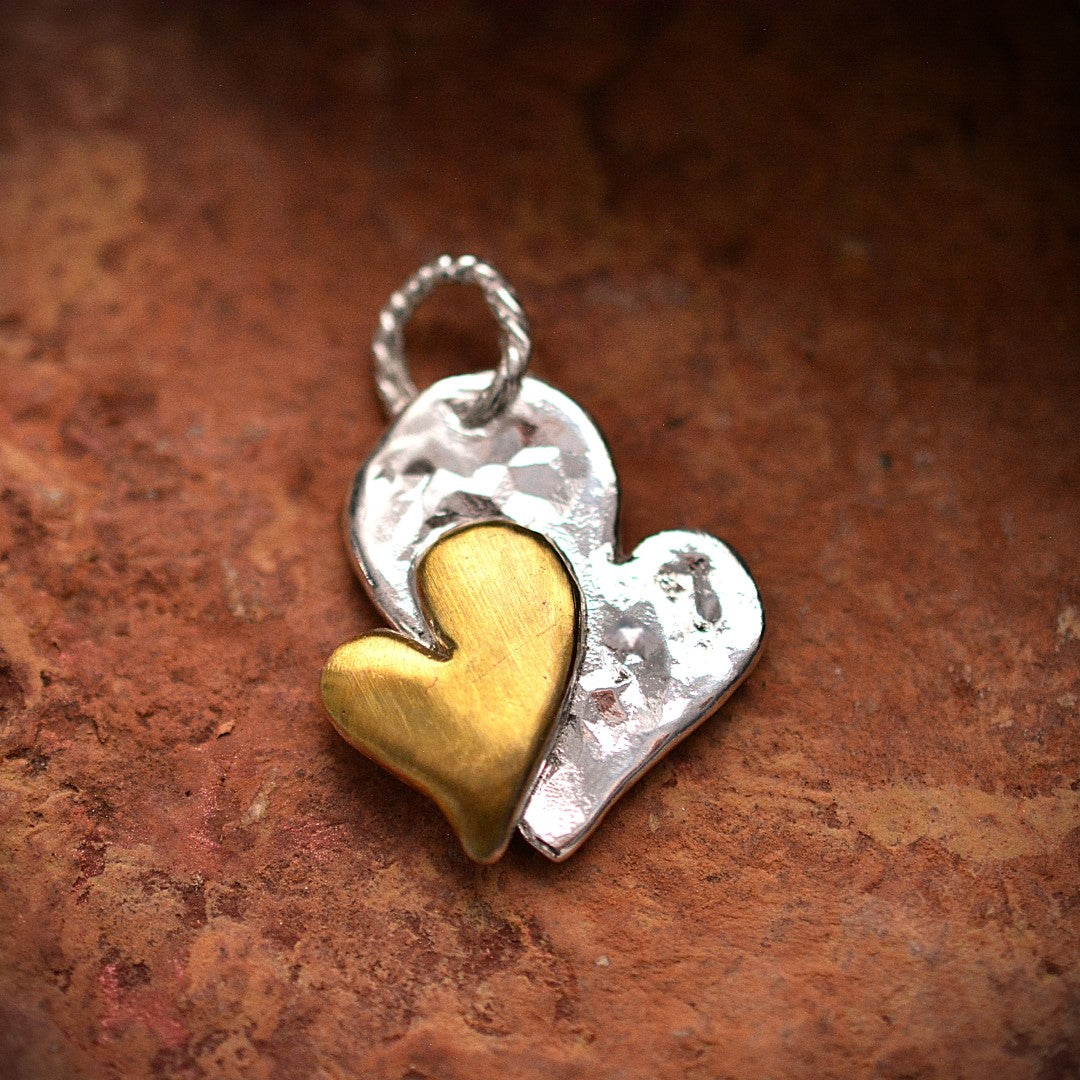 Сребърен медальон 925 „Двойно сърце“ със златни акценти | Бохо скулптурно бижу | Арт Дива