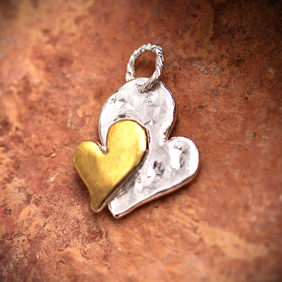 Сребърен медальон 925 „Двойно сърце“ със златни акценти | Бохо скулптурно бижу | Арт Дива