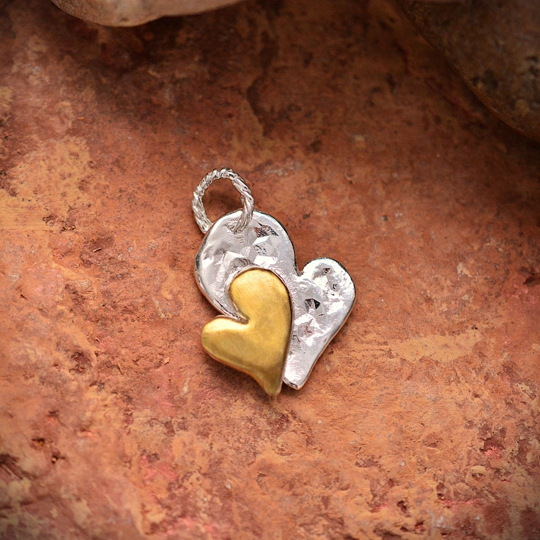 Сребърен медальон 925 „Двойно сърце“ със златни акценти | Бохо скулптурно бижу | Арт Дива