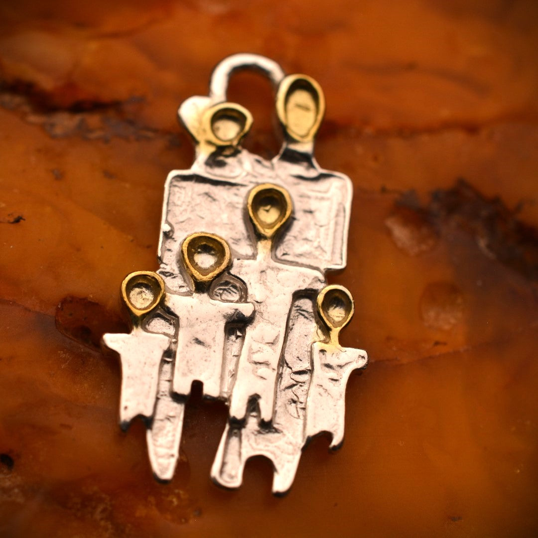 Сребърен медальон 925 „Гранде фамилия“ – талисман на обичта, единството и семейната сила | Златни акценти | Бохо – рустик – скулптурно бижу | Арт Дива