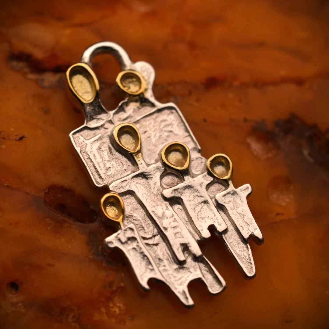 Сребърен медальон 925 „Гранде фамилия“ – талисман на обичта, единството и семейната сила | Златни акценти | Бохо – рустик – скулптурно бижу | Арт Дива