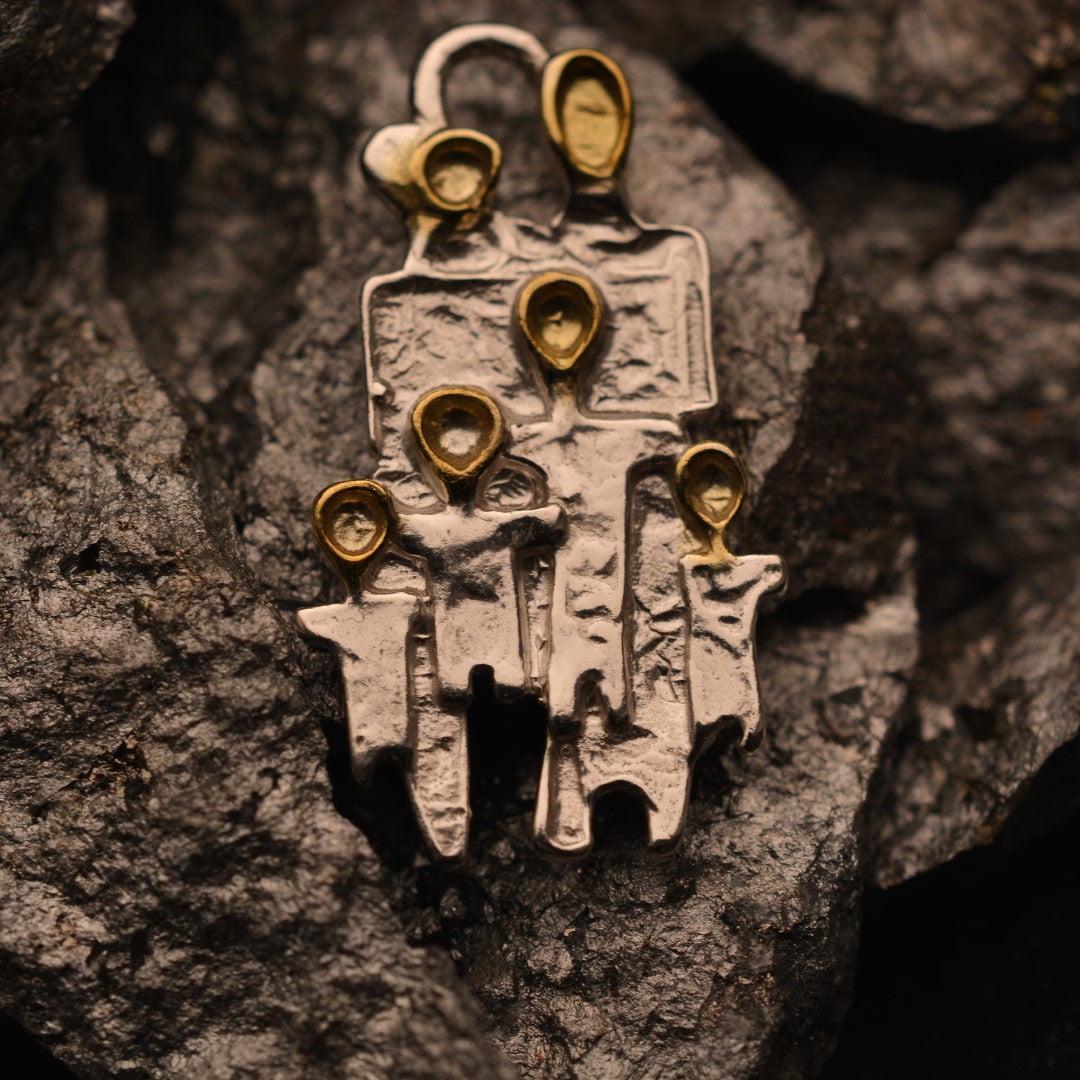 Сребърен медальон 925 „Гранде фамилия“ – талисман на обичта, единството и семейната сила | Златни акценти | Бохо – рустик – скулптурно бижу | Арт Дива