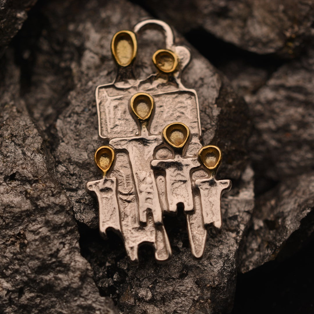 Сребърен медальон 925 „Гранде фамилия“ – талисман на обичта, единството и семейната сила | Златни акценти | Бохо – рустик – скулптурно бижу | Арт Дива