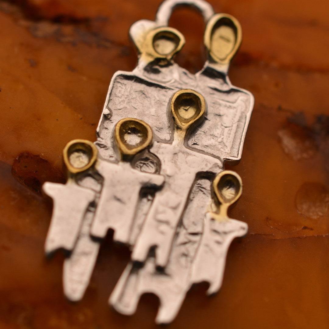 Сребърен медальон 925 „Гранде фамилия“ – талисман на обичта, единството и семейната сила | Златни акценти | Бохо – рустик – скулптурно бижу | Арт Дива