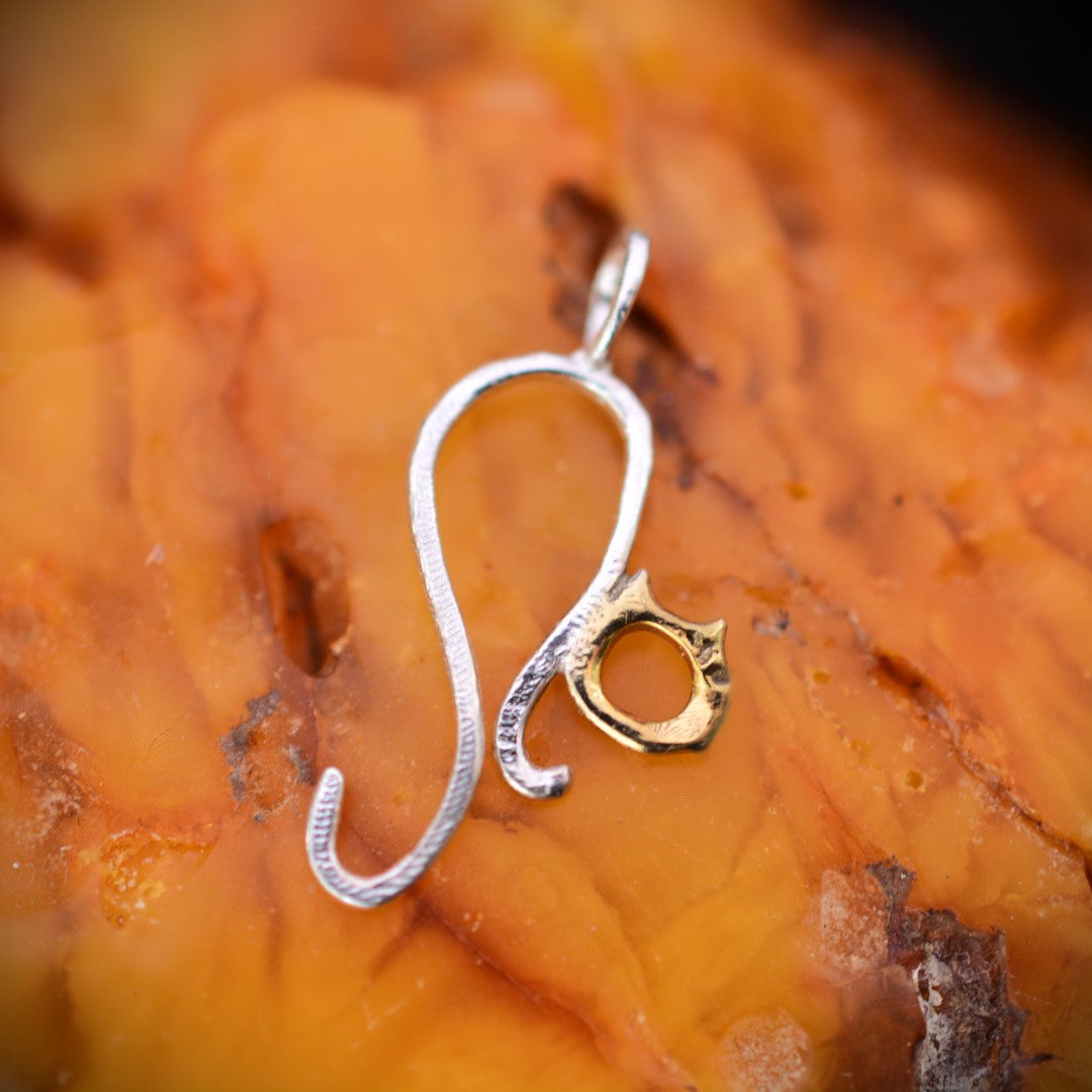 Сребърен медальон 925 „Коте“ със златен акцент | Фин талисман за нежност и защита | Бохо скулптурно бижу | Арт Дива