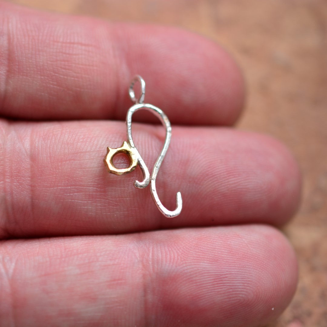 Сребърен медальон 925 „Коте“ със златен акцент | Фин талисман за нежност и защита | Бохо скулптурно бижу | Арт Дива